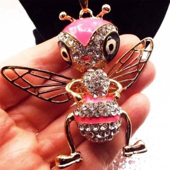 NEW BETSEY JOHNSON CUTE "QUEEN BEE WITH ATTITUDE" FLYING FLY CHARACTER NECKLACE - Picture 2 of 2